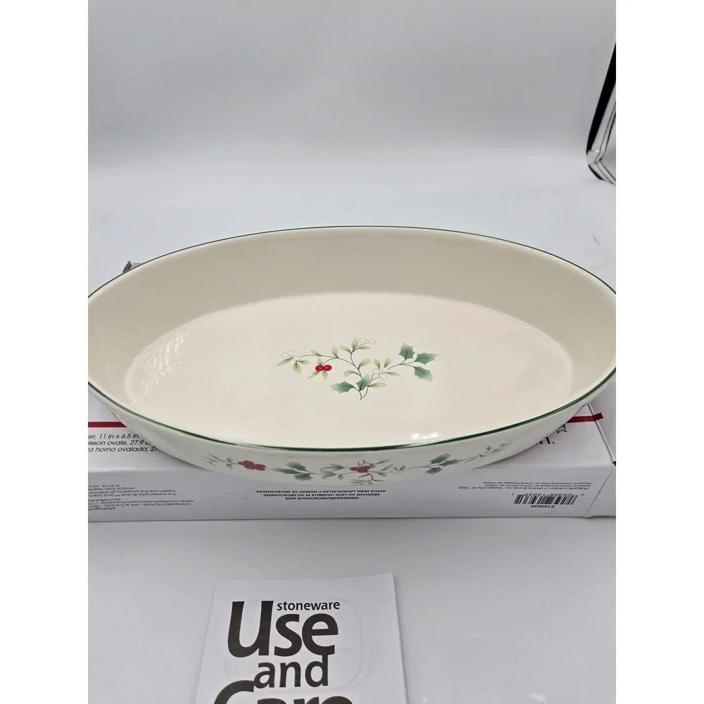Pfaltzgraff Winterberry Oval Baker 11 x 6.5 Stoneware Holiday Holly 5159539 NEW